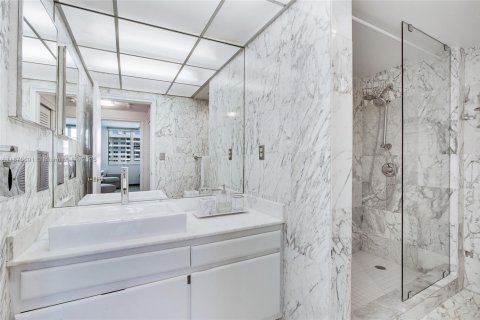 Condo in Key Biscayne, Florida, 1 bedroom  № 1981939 - photo 15