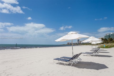 Condo in Key Biscayne, Florida, 1 bedroom  № 1981939 - photo 23