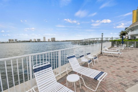 Condominio en alquiler en Riviera Beach, Florida, 1 dormitorio, 64.75 m2 № 954536 - foto 1