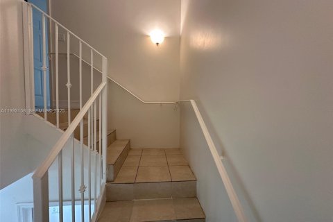 Снять в аренду таунхаус в Форт-Лодердейл, Флорида 3 спальни, 141.21м2, № 1991905 - фото 12