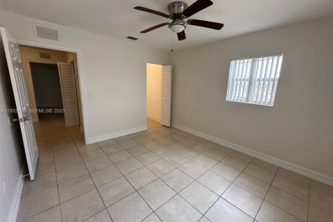 Снять в аренду таунхаус в Форт-Лодердейл, Флорида 3 спальни, 141.21м2, № 1991905 - фото 15