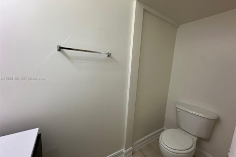 Снять в аренду таунхаус в Форт-Лодердейл, Флорида 3 спальни, 141.21м2, № 1991905 - фото 9