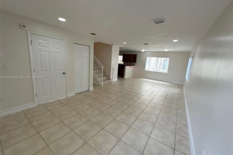 Снять в аренду таунхаус в Форт-Лодердейл, Флорида 3 спальни, 141.21м2, № 1991905 - фото 4