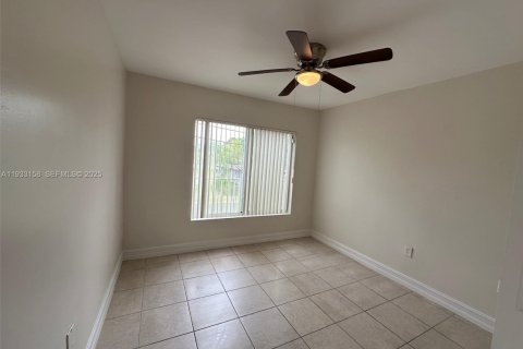 Снять в аренду таунхаус в Форт-Лодердейл, Флорида 3 спальни, 141.21м2, № 1991905 - фото 17