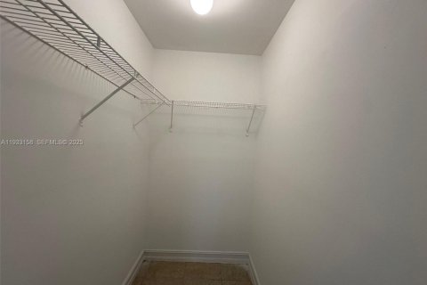 Снять в аренду таунхаус в Форт-Лодердейл, Флорида 3 спальни, 141.21м2, № 1991905 - фото 16