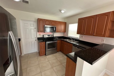 Снять в аренду таунхаус в Форт-Лодердейл, Флорида 3 спальни, 141.21м2, № 1991905 - фото 5