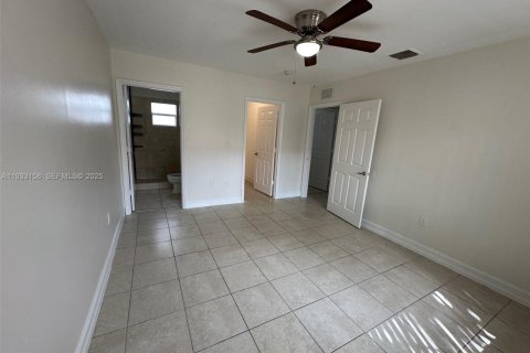 Снять в аренду таунхаус в Форт-Лодердейл, Флорида 3 спальни, 141.21м2, № 1991905 - фото 23