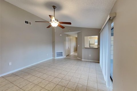 House in New Port Richey, Florida 3 bedrooms, 122.91 sq.m. № 1911919 - photo 2