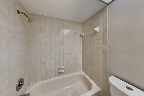House in New Port Richey, Florida 3 bedrooms, 122.91 sq.m. № 1911919 - photo 16