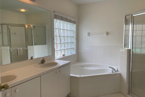 Villa ou maison à louer à Miami, Floride: 3 chambres, 176.61 m2 № 2423301 - photo 10