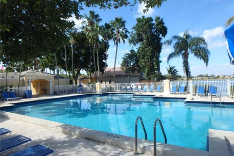Villa ou maison à louer à Miami, Floride: 3 chambres, 176.61 m2 № 2423301 - photo 27