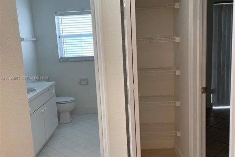 Villa ou maison à louer à Miami, Floride: 3 chambres, 176.61 m2 № 2423301 - photo 16