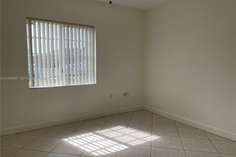 Villa ou maison à louer à Miami, Floride: 3 chambres, 176.61 m2 № 2423301 - photo 13