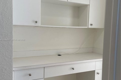 Villa ou maison à louer à Miami, Floride: 3 chambres, 176.61 m2 № 2423301 - photo 12
