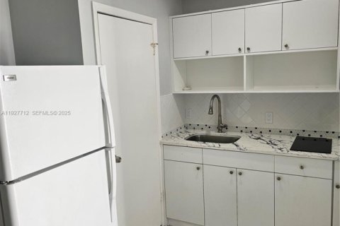 Снять в аренду коммерческую недвижимость в Холливуд, Флорида 1 спальня, 264.68м2, № 1988108 - фото 6