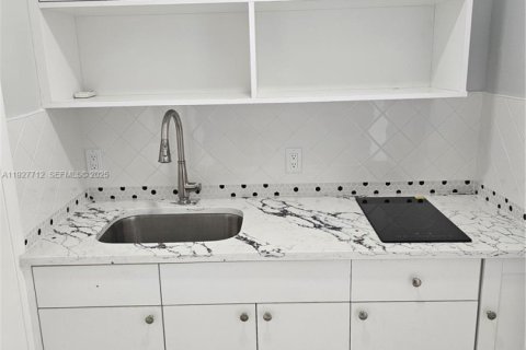 Снять в аренду коммерческую недвижимость в Холливуд, Флорида 1 спальня, 264.68м2, № 1988108 - фото 2