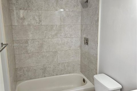 Снять в аренду коммерческую недвижимость в Холливуд, Флорида 1 спальня, 264.68м2, № 1988108 - фото 4