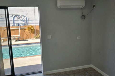 Снять в аренду коммерческую недвижимость в Холливуд, Флорида 1 спальня, 264.68м2, № 1988108 - фото 8