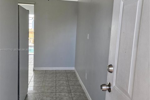 Снять в аренду коммерческую недвижимость в Холливуд, Флорида 1 спальня, 264.68м2, № 1988108 - фото 3