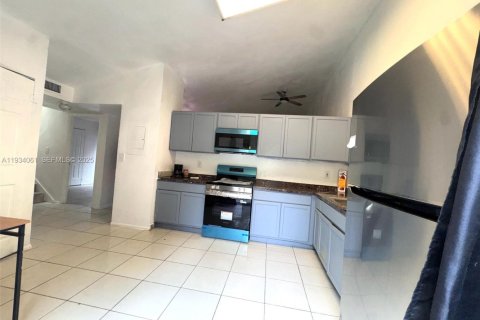 Adosado en alquiler en Miami Gardens, Florida, 4 dormitorios, 136.57 m2 № 1993148 - foto 1