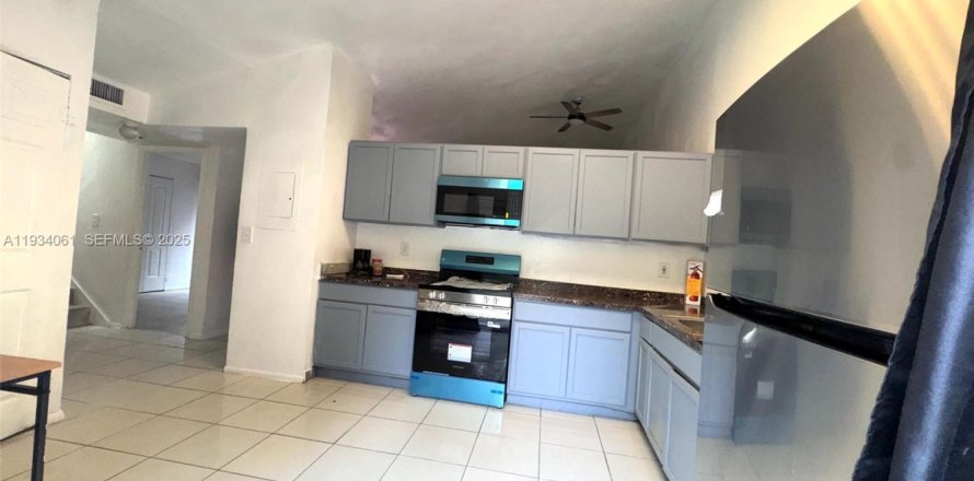 Adosado en Miami Gardens, Florida 4 dormitorios, 136.57 m2 № 1993148