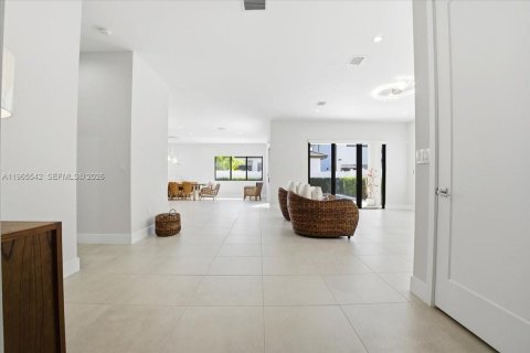 House in Doral, Florida 4 bedrooms, 319.21 sq.m. № 2081218 - photo 8