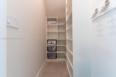 House in Doral, Florida 4 bedrooms, 319.21 sq.m. № 2081218 - photo 21