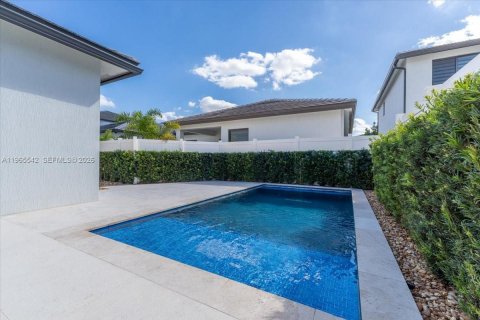 House in Doral, Florida 4 bedrooms, 319.21 sq.m. № 2081218 - photo 4