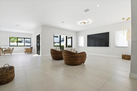 House in Doral, Florida 4 bedrooms, 319.21 sq.m. № 2081218 - photo 9