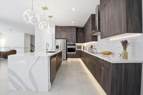 House in Doral, Florida 4 bedrooms, 319.21 sq.m. № 2081218 - photo 12