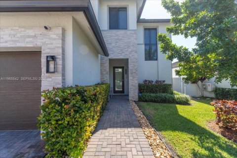 House in Doral, Florida 4 bedrooms, 319.21 sq.m. № 2081218 - photo 7