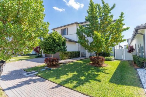 House in Doral, Florida 4 bedrooms, 319.21 sq.m. № 2081218 - photo 5