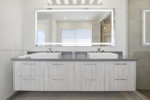 House in Doral, Florida 4 bedrooms, 319.21 sq.m. № 2081218 - photo 30