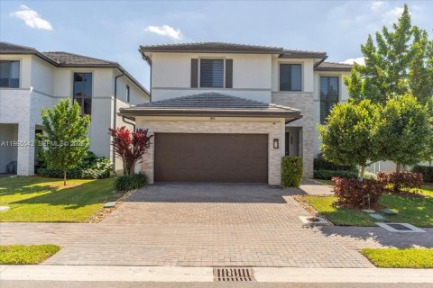 House in Doral, Florida 4 bedrooms, 319.21 sq.m. № 2081218