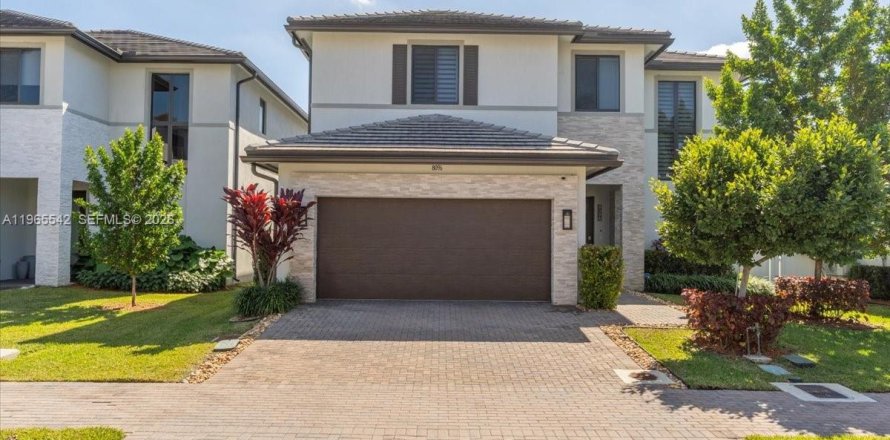 House in Doral, Florida 4 bedrooms, 319.21 sq.m. № 2081218