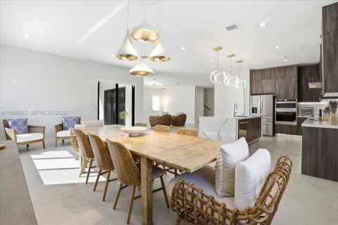 House in Doral, Florida 4 bedrooms, 319.21 sq.m. № 2081218 - photo 15