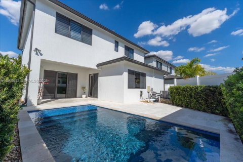 House in Doral, Florida 4 bedrooms, 319.21 sq.m. № 2081218 - photo 2