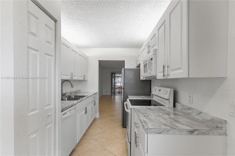 Condo in Pembroke Pines, Florida, 2 bedrooms  № 1962710 - photo 19