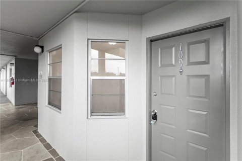 Condo in Pembroke Pines, Florida, 2 bedrooms  № 1962710 - photo 21