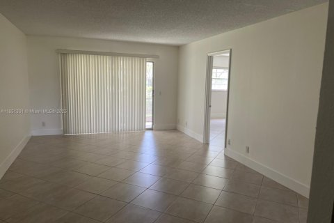 Condo in Pembroke Pines, Florida, 2 bedrooms  № 1962710 - photo 8