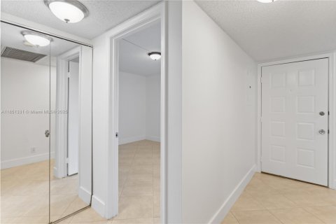 Condo in Pembroke Pines, Florida, 2 bedrooms  № 1962710 - photo 26