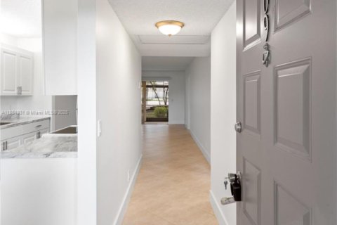 Condo in Pembroke Pines, Florida, 2 bedrooms  № 1962710 - photo 16