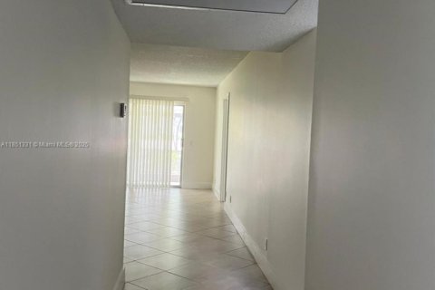 Condo in Pembroke Pines, Florida, 2 bedrooms  № 1962710 - photo 15