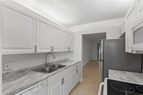 Condo in Pembroke Pines, Florida, 2 bedrooms  № 1962710 - photo 22