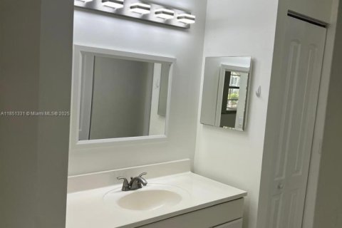 Condo in Pembroke Pines, Florida, 2 bedrooms  № 1962710 - photo 12