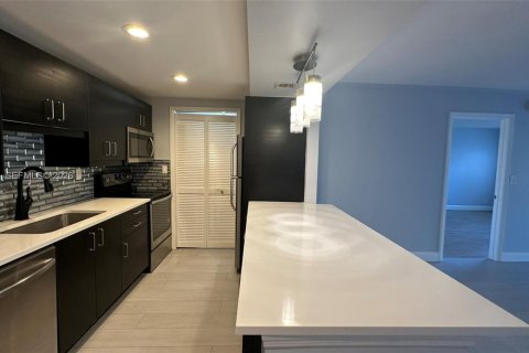 Снять в аренду кондоминиум в Уэстон, Флорида 2 спальни, 102.75м2, № 2046152 - фото 8