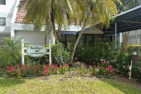 Снять в аренду кондоминиум в Уэстон, Флорида 2 спальни, 102.75м2, № 2046152 - фото 3