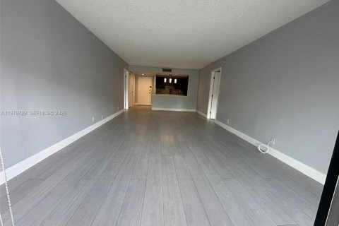 Снять в аренду кондоминиум в Уэстон, Флорида 2 спальни, 102.75м2, № 2046152 - фото 17