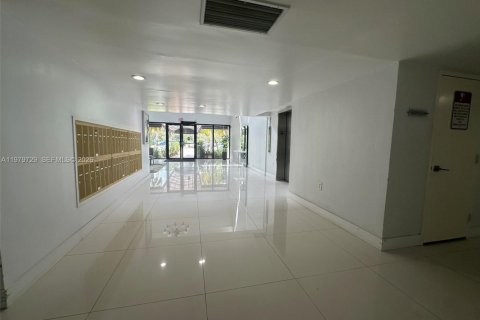 Снять в аренду кондоминиум в Уэстон, Флорида 2 спальни, 102.75м2, № 2046152 - фото 5