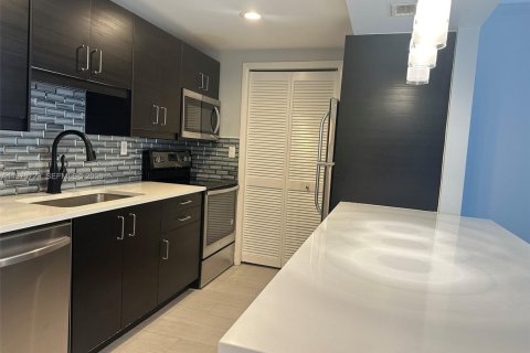 Снять в аренду кондоминиум в Уэстон, Флорида 2 спальни, 102.75м2, № 2046152 - фото 9